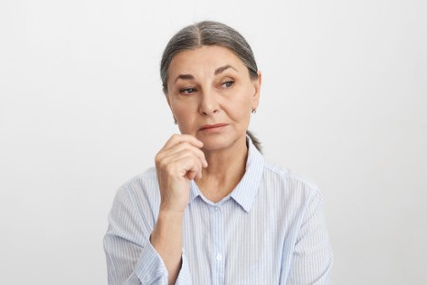 Mulher madura interessada sobre as regras da aposentadoria da mulher